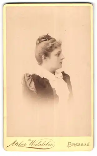 Fotografie Atelier Walsleben, Breslau, Zwingerstr. 24, Portrait bildschönes Fräulein mit Dutt in prachtvoller Bluse