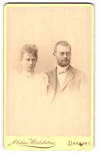 Fotografie Atelier Walsleben, Breslau, Zwingerstr. 24, Portrait eines elegant gekleideten jungen Paares