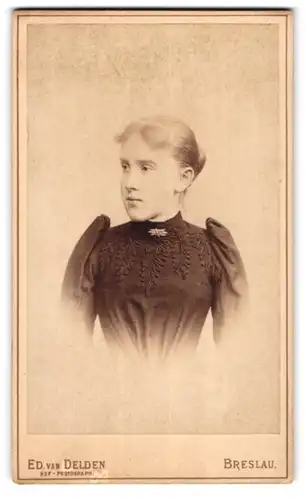 Fotografie Ed. van Delden, Breslau, Gartenstr. 40a, Portrait blondes Fräulein mit Brosche am Kleiderkragen