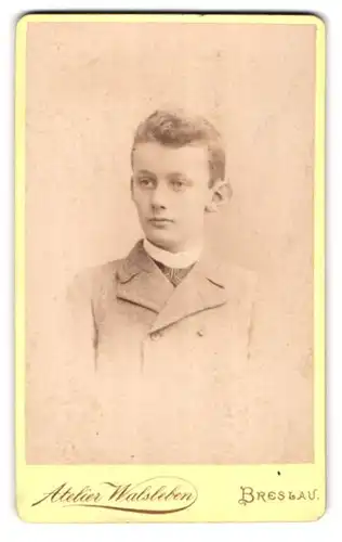 Fotografie Atelier Walsleben, Breslau, Zwingerstr. 24, Portrait eines elegant gekleideten Buben im Jackett