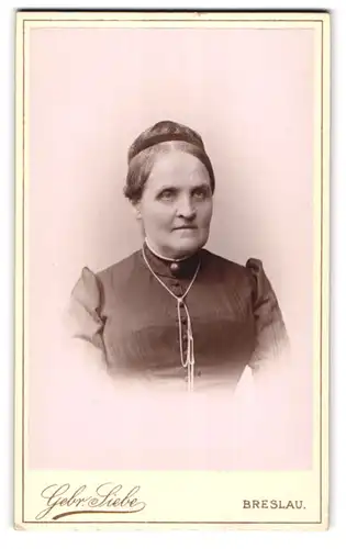 Fotografie Gebr. Siebe, Breslau, Neue Taschenstr. 1b, Portrait einer elegant gekleideten Frau mit Haarnetz