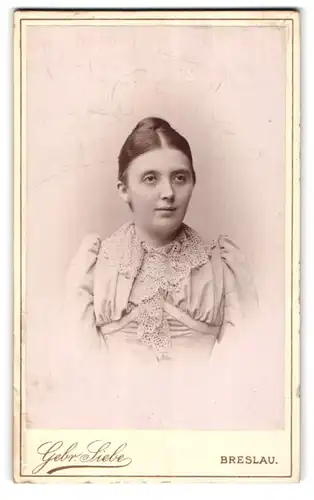 Fotografie Gebr. Siebe, Breslau, Neue Taschenstr. 1b, Portrait brünettes Fräulein in bestickter Bluse