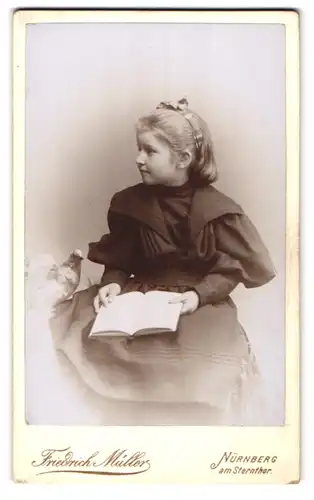 Fotografie Friedrich Müller, Nürnberg, Am Sternthor, Portrait süsses Mädchen mit Haarband und Buch in den Händen