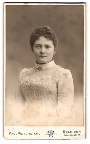 Fotografie Paul Weyerstahl, Solingen, Kasernenstr. 17, Portrait brünette junge Schönheit im bestickten Kleid