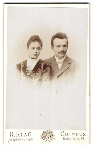 Fotografie R. Klau, Cottbus, Bahnhofstr. 61, Portrait Bahnhofstr. 61, Portrait eines elegant gekleideten Paares