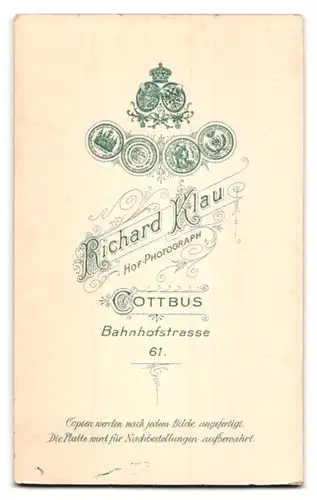 Fotografie R. Klau, Cottbus, Bahnhofstr. 61, Portrait Bahnhofstr. 61, Portrait eines elegant gekleideten Paares
