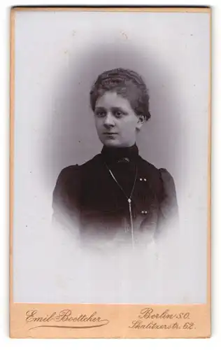 Fotografie Emil Boettcher, Berlin, Skalitzerstr. 62, Portrait schönes Fräulein mit Brosche und Halskette