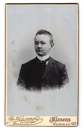 Fotografie P. Hassert, Hannover, Welfenplatz 16a, Portrait junger Mann mit Krawatte im Jackett