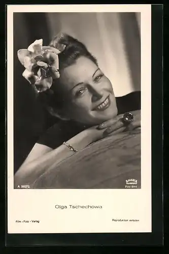 AK Schauspielerin Olga Tschechowa mit hübscher Blume im Haar