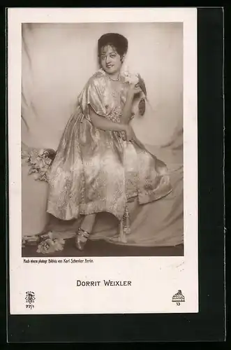 AK Schauspielerin Dorrit Weixler im glänzenden Kleid