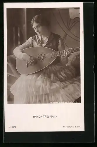 AK Schauspielerin Wanda Treumann spielt auf einer Gitarre