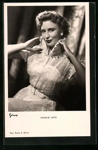AK Schauspielerin Ingrid Lutz in besticktem Kleid mit Stehkragen