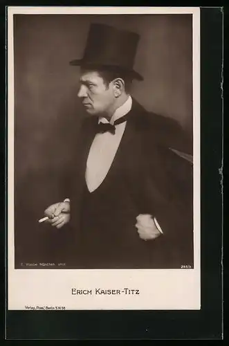 AK Schauspieler Erich Kaiser-Titz elegant im Anzug mit Zylinder und Zigarette in der Hand