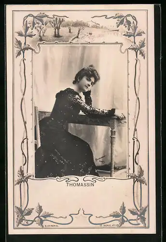 AK Schauspielerin Thomassin im eleganten Kleid am Tisch sitzend