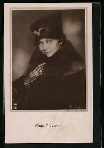 AK Schauspielerin Wanda Treumann mit aussergewöhnlichem Hut und Pelz am Mantelkragen