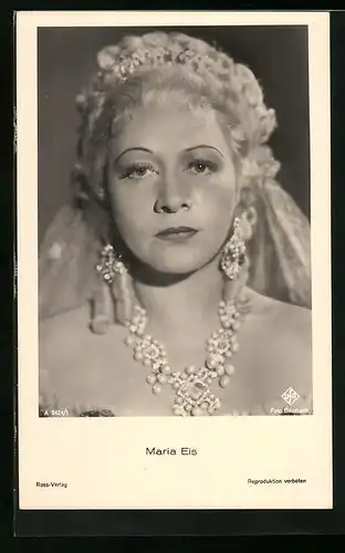 AK Schauspielerin Maria Eis im glänzenden Filmkostüm