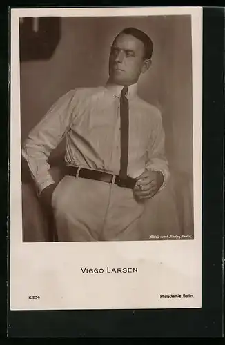 AK Schauspieler Viggo Larsen elegant mit Krawatte in Hemd und Anzugshose