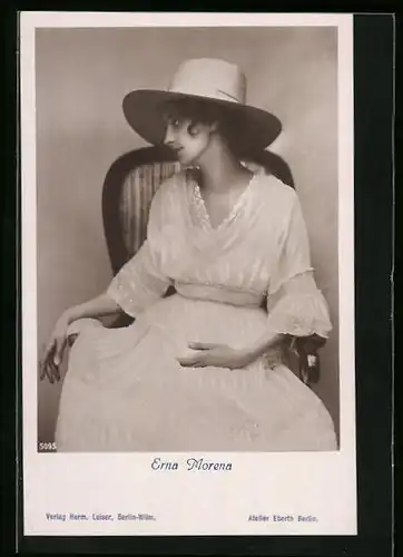AK Schauspielerin Erna Morena bildschön mit Hut im weissen Kleid