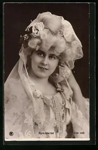 AK Schauspielerin Reta Walter im Kleid mit Schleier und Blume im Haar