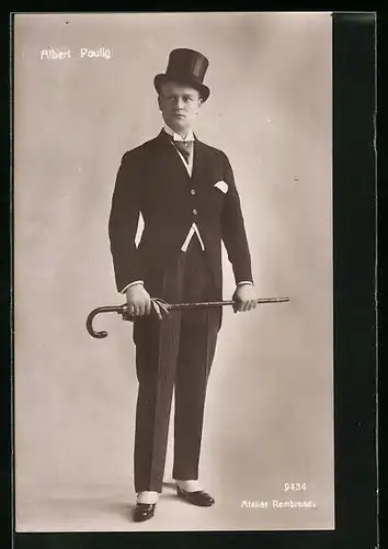 AK Schauspieler Albert Paulig elegant mit Flanierstock im Anzug