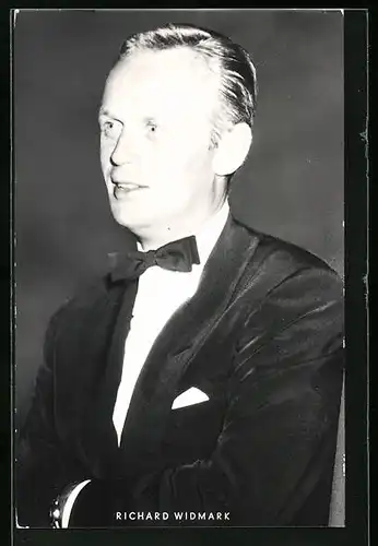 AK Schauspieler Richard Widmark charmant mit Fliege im Jackett