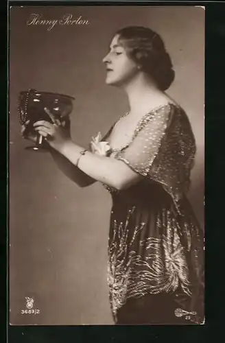 AK Schauspielerin Henny Porten hält eine Schale in der Hand