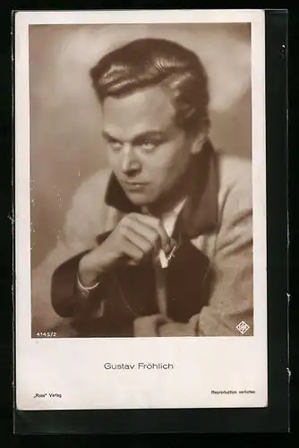 AK Schauspieler Gustav Fröhlich mit Zigarette in der Hand