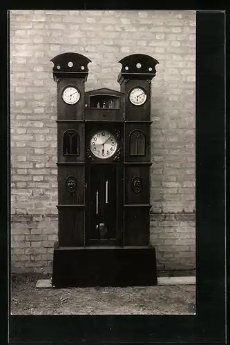 AK luxeriöse Standuhr vor einer Mauer