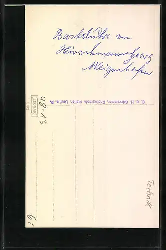 AK luxeriöse Standuhr vor einer Mauer