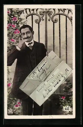 AK eleganter Herr steht mit grossem Brief vor einem Gartentor