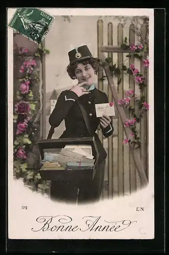 AK junge Briefträgerin stellt einen Glückwunschbrief zu