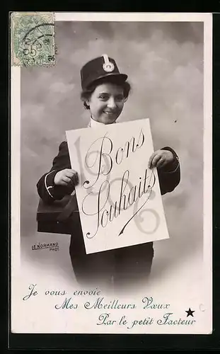 AK strahlende Briefträgerin mit Glückwunschkarte