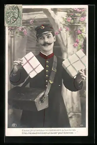 AK Briefträger hält kleine Päckchen in Händen