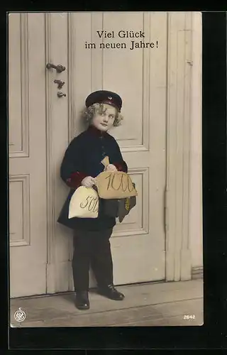 AK kleine blonde Briefträgerin mit Geschenke zu Neujahr