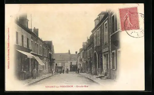 AK Nogent-sur-Vernisson, Vue dans Grande Rue