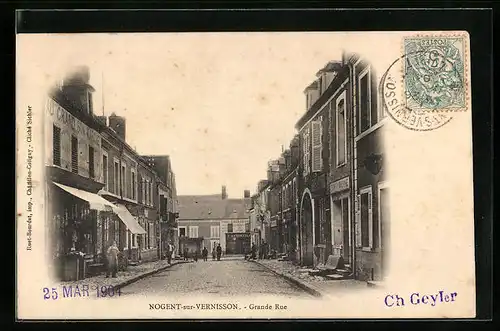 AK Nogent-sur-Vernisson, Vue dans Grande Rue