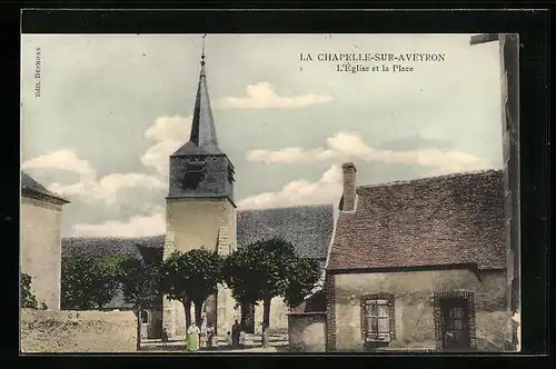 AK La Chapelle-sur-Aveyron, L`Eglise et la Place