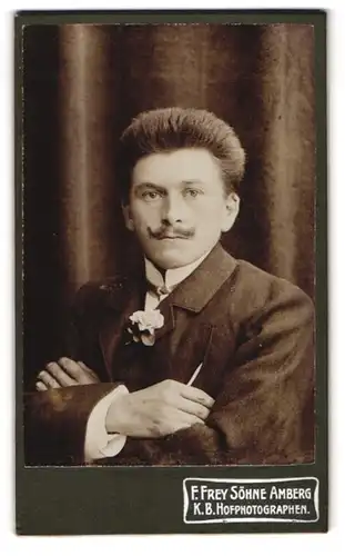 Fotografie F. Frey, Amberg, Portrait stattlicher Herr mit Ansteckblume am Jackett