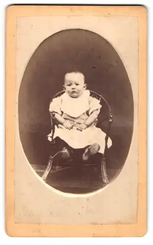 Fotografie Carl Giesser, Müllheim, Portrait süsses Baby im Kleidchen auf einem Stuhl sitzend