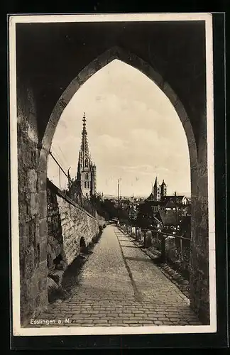 AK Esslingen a. N., Strassenpartie mit Kirche durch Tor