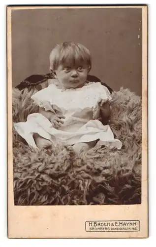 Fotografie H. Broch & E. Haynn, Bromberg, Danzigerstr. 162, Portrait niedliches Kleinkind im weissen Kleidchen