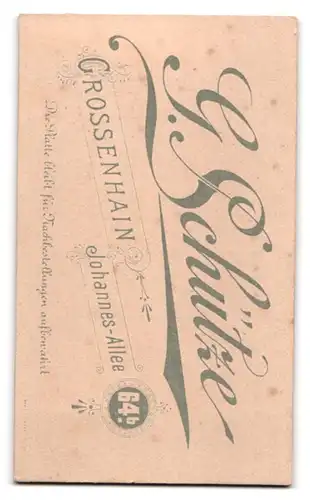 Fotografie G. Schütze, Grossenhain, Johannes-Allee 64 b, Süsses Kleinkind in hübscher Kleidung