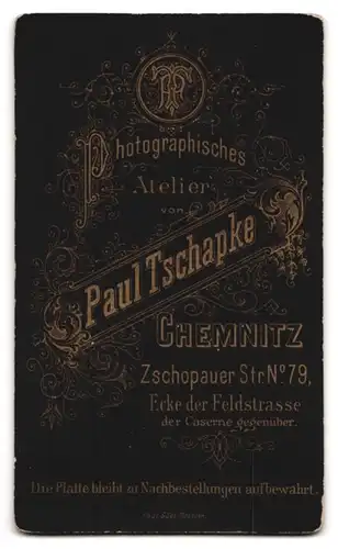 Fotografie Paul Tschapke, Chemnitz, Zschopauer Str. 79 Ecke der Feldstr., Kleines Kind im Kleid mit Spielzeugschaf