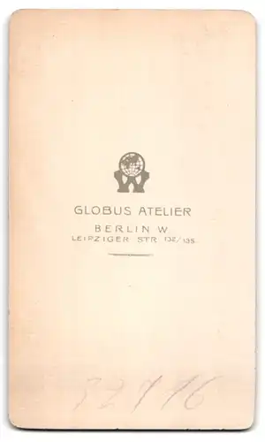 Fotografie Atelier Globus, Berlin-W., Leipziger Str. 132-135, Junge Dame in hübscher Kleidung