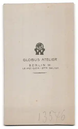 Fotografie Atelier Globus, Berlin-W., Leipziger-Str. 132-137, Junge Dame in weisser Bluse und Rock