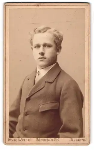 Fotografie Franz Werner, München, Schwanthaler-Str. 1, Junger Herr im Anzug mit Krawatte