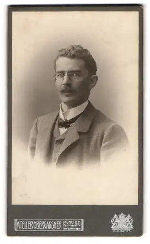 Fotografie M. Obergassner, München, Kaufingestr. 14, Elegant gekleideter Herr mit Zwicker und Moustache