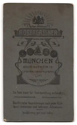 Fotografie M. Obergassner, München, Kaufingestr. 14, Elegant gekleideter Herr mit Zwicker und Moustache