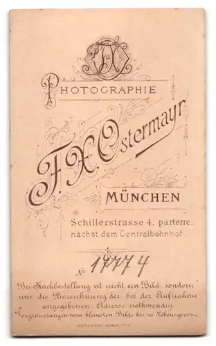 Fotografie F. X. Ostermayr, München, Schillerstr. 4, Junger Herr im Mantel mit Zigarrillo