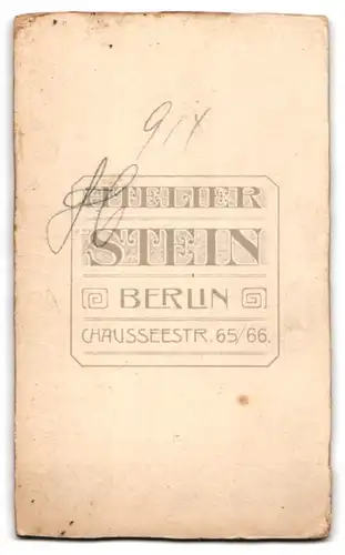 Fotografie Atelier Stein, Berlin, Chausseestr. 65-66, Süsses Kleinkind im Hemd mit Spielzeugpferd sitzt auf Fell